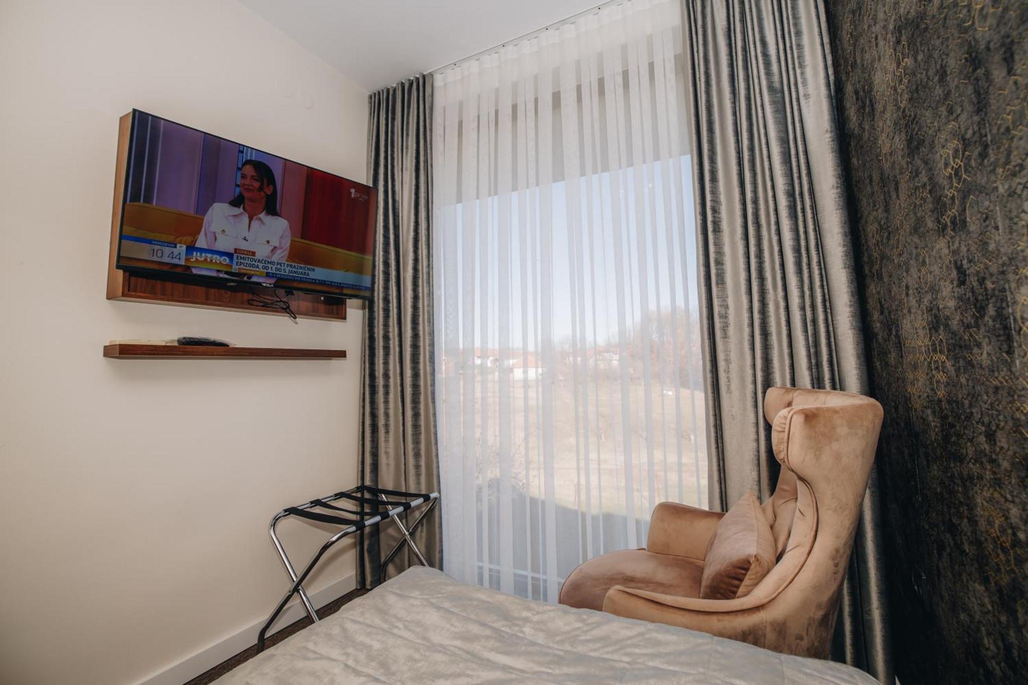 Garni Hotel Radovic クラグイェヴァツ エクステリア 写真
