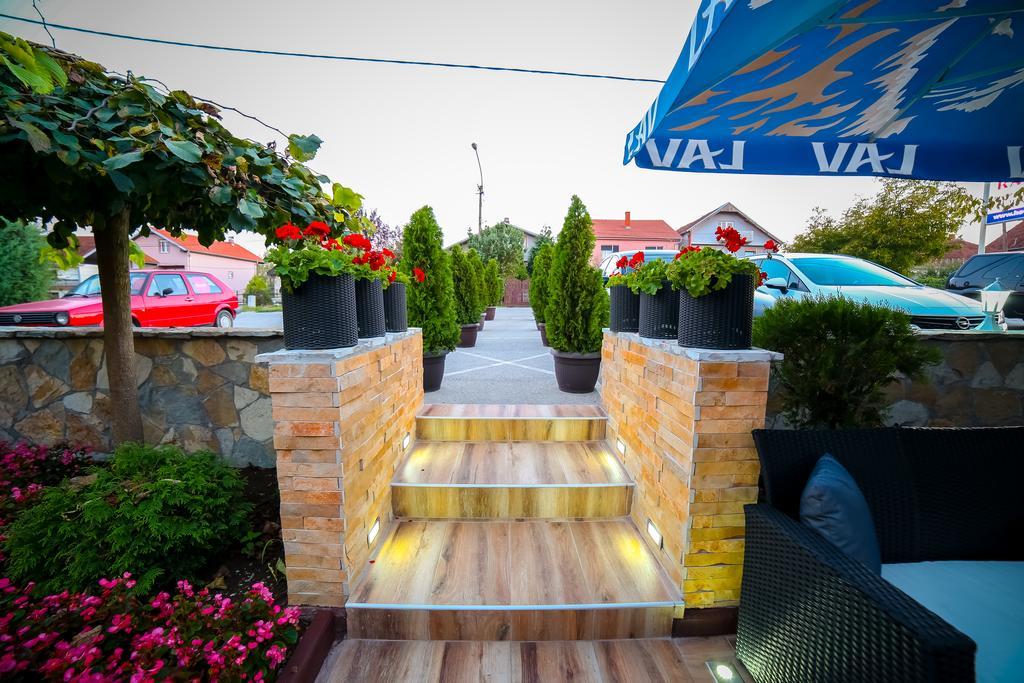 Garni Hotel Radovic クラグイェヴァツ エクステリア 写真