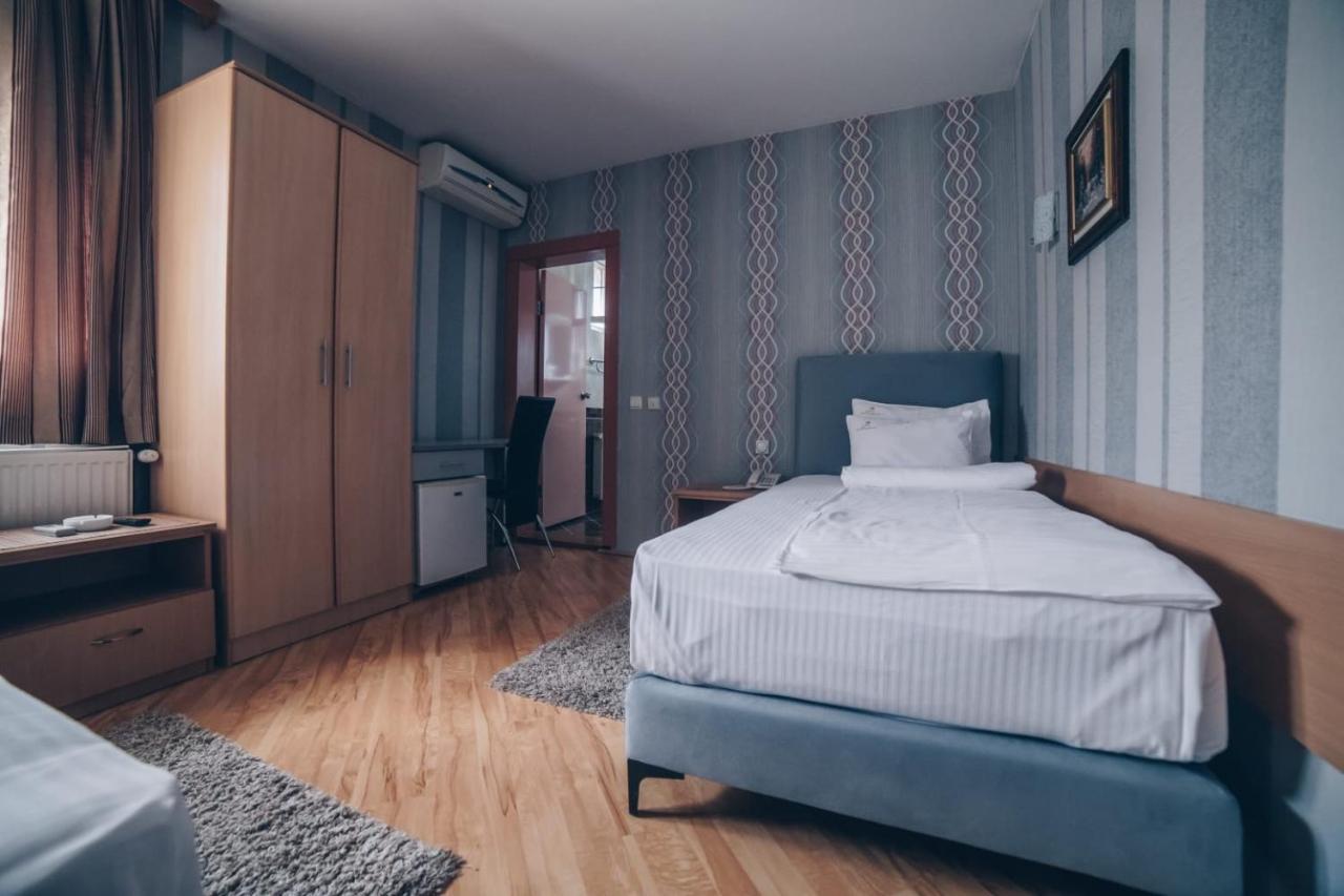 Garni Hotel Radovic クラグイェヴァツ エクステリア 写真